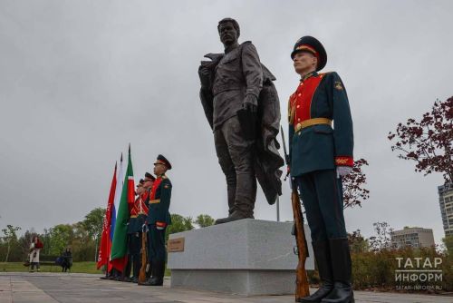 В Казани открыли памятник татарскому поэту и участнику ВОВ Фатиху Кариму