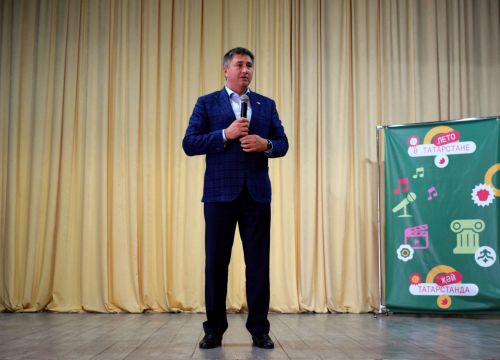 В Бавлах вручили рюкзаки будущим первоклассникам