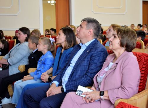 В Бавлах вручили рюкзаки будущим первоклассникам