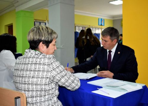 Глава Бавлинского района проголосовал на своём избирательном участке
