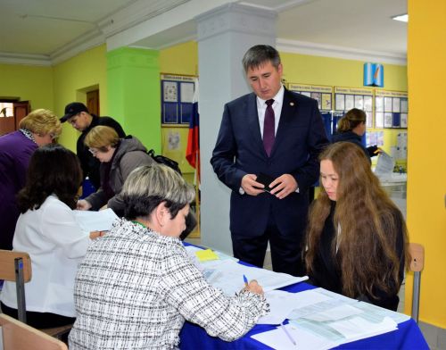Глава Бавлинского района проголосовал на своём избирательном участке
