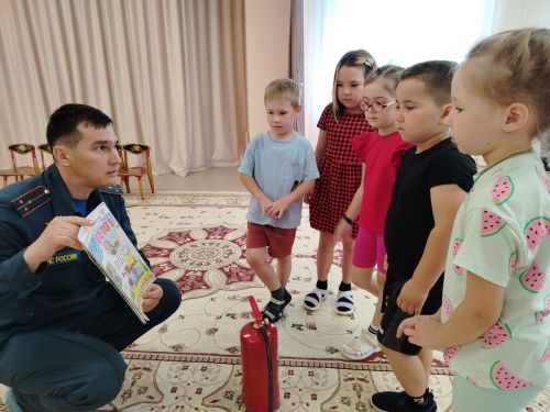 Бавлинские дошкольники учились безопасности от инспектора МЧС