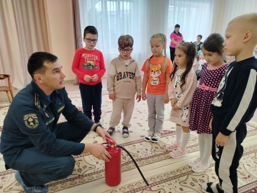 Бавлинские дошкольники учились безопасности от инспектора МЧС