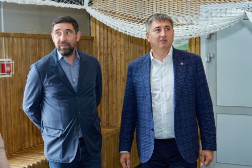 Легендарный хоккеист Данис Зарипов встретился с юными спортсменами в Бавлах