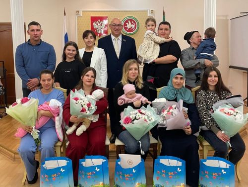 В Бавлах чествовали многодетные семьи в преддверии 8 Марта