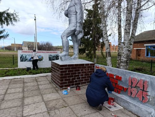 В Бавлинском районе проходят акции по благоустройству памятников к 9 Мая