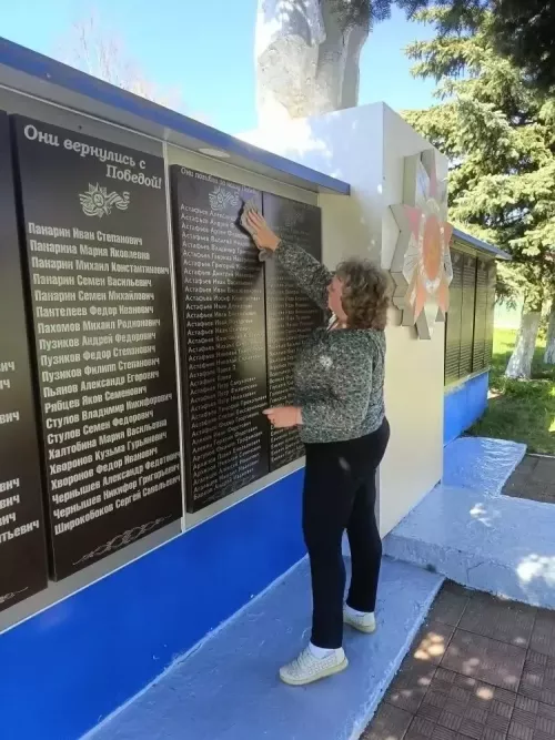 В Бавлинском районе провели акцию «Чистый памятник»