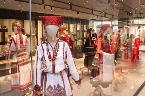 В Татарстане презентовали уникальную выставку традиционных костюмов народов Поволжья