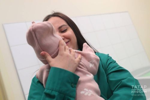 Татарстанским семьям с новорождёнными выдали свыше тысячи подарочных наборов