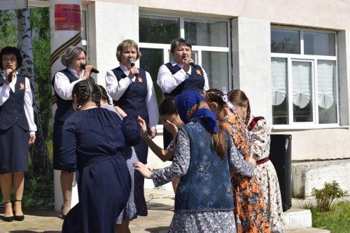В школе села Кзыл-Яр провели большой концерт