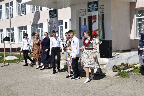 В школе села Кзыл-Яр провели большой концерт