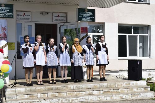 В школе села Кзыл-Яр провели большой концерт