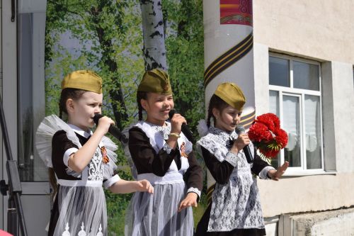 В школе села Кзыл-Яр провели большой концерт