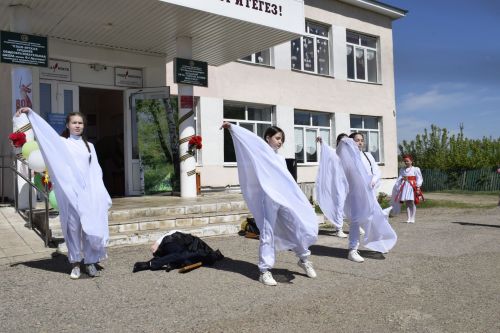 В школе села Кзыл-Яр провели большой концерт