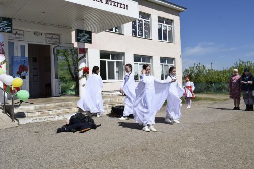 В школе села Кзыл-Яр провели большой концерт