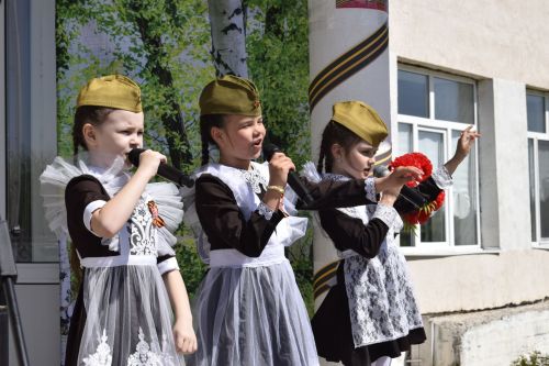 В школе села Кзыл-Яр провели большой концерт