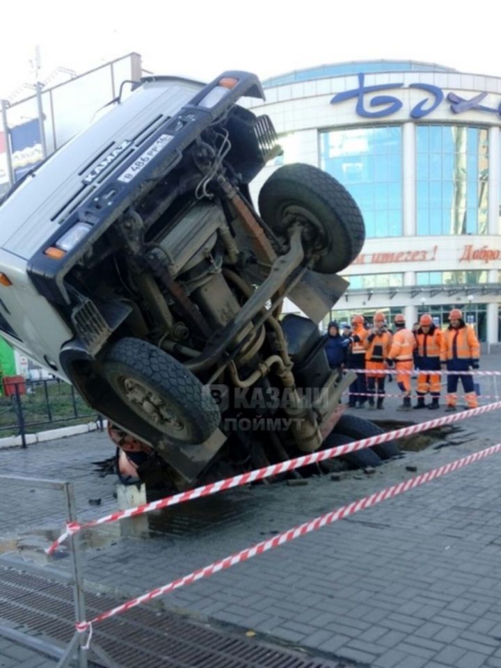 В Казани возле «Бахетле» на Ямашева под землю провалился грузовик