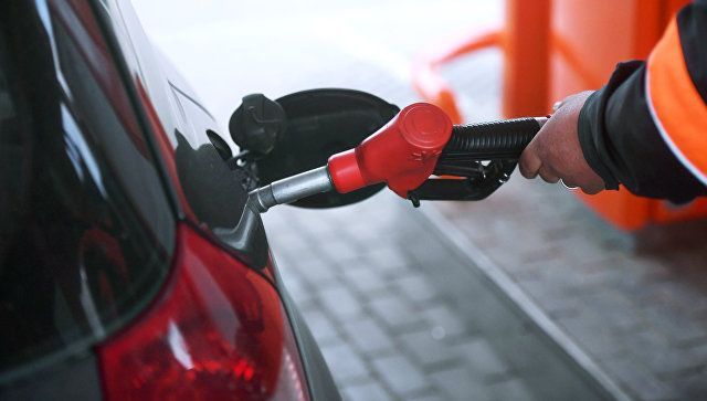 Цены на бензин предложили повысить на пять рублей