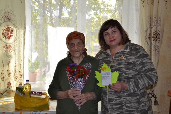 Специалисты центра "Милосердие" поздравили с Днем пожилых своих надомных подопечных
