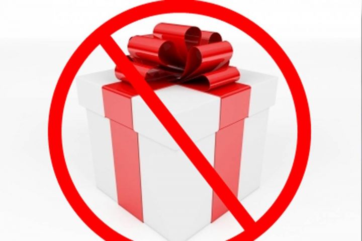 Учителям и врачам намерены запретить принимать подарки
