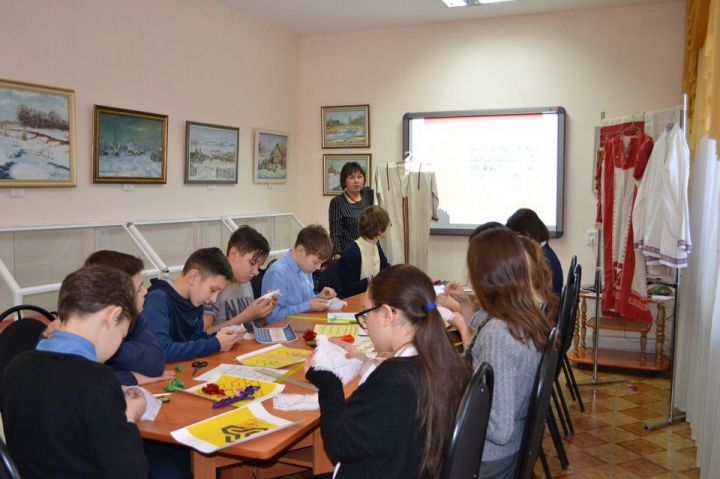 В  музее Бавлов школьников учили вышивать оберег