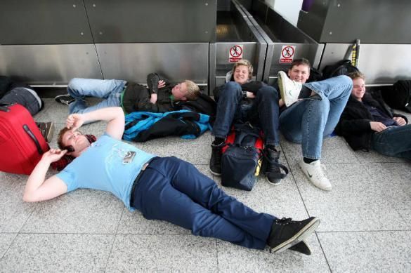 В аэропортах запретили лежать на креслах и ставить багаж на сидения
