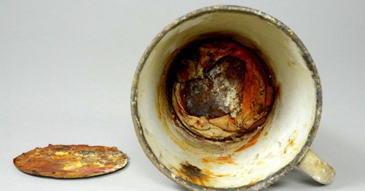 70 лет эта кружка стояла в музее Освенцима. У неё нашли двойное дно, а под ним — спрятанное сокровище
