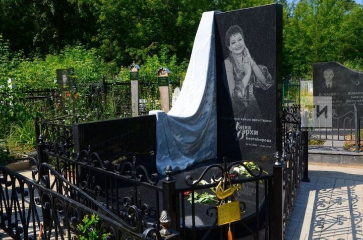 В день годовщины смерти Хании Фархи на ее могиле открыли памятник