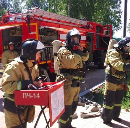 Бавлинские пожарные познакомили ребят, отдыхающих в лагере, со своей профессией