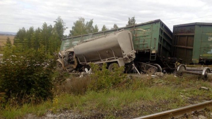 Видео: В Татарстане автоцистерна протаранила грузовой состав