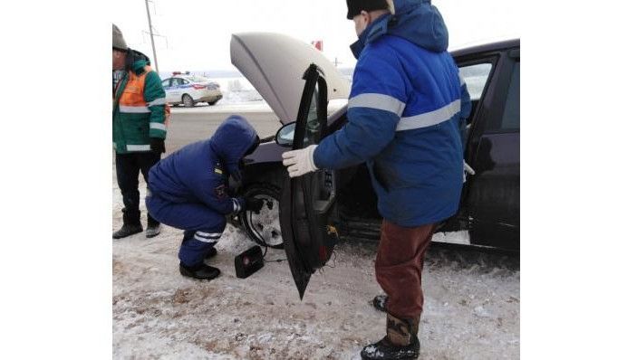 Недалеко от Бавлов  инспекторы ДПС спасли пожилого водителя от замерзания