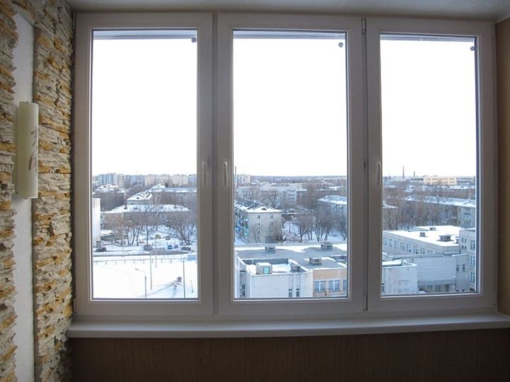 Россиян могут обязать заменить пластиковые окна на деревянные
