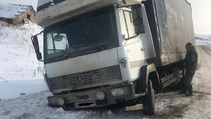 Бавлинские автоинспекторы вызволили водителя из снежного плена