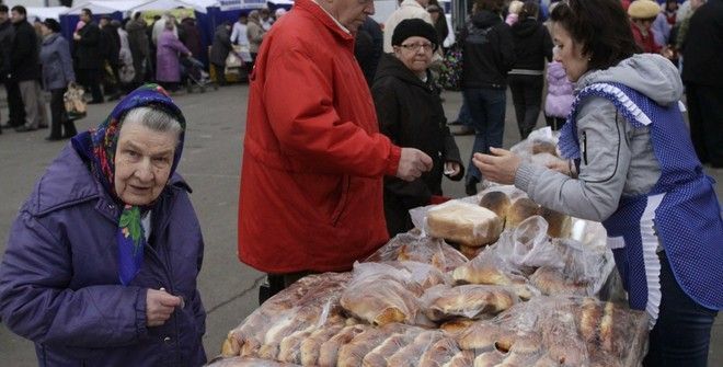 Россиянам хватает денег только на еду и одежду