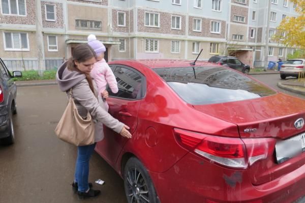 В Татарстане матери двоих детей облили кислотой автомобиль