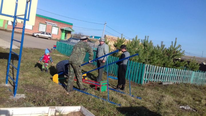 Радость детям: в селе Васькино-Туйралы Бавлинского района установили детскую площадку