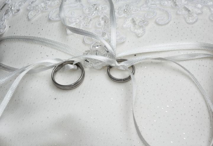 Обручальное кольцо из обрезков ногтей: жених удивил весь мир