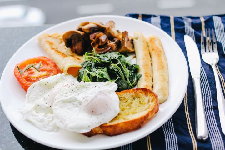 Диетологи рассказали, какой завтрак обеспечивает бодрость и сытость