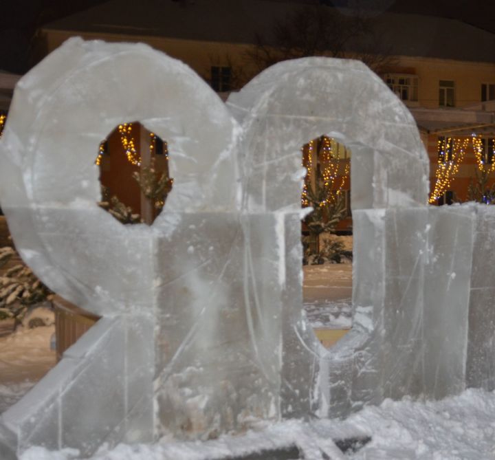 В новогоднем городке Бавлов уфимский художник создаёт ледяные фигуры