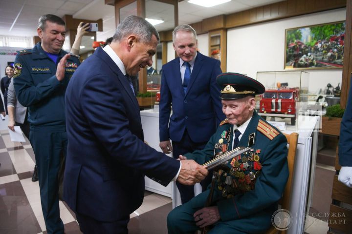 Президент РТ встретился со 100-летним ветераном ВОВ и пожарной охраны
