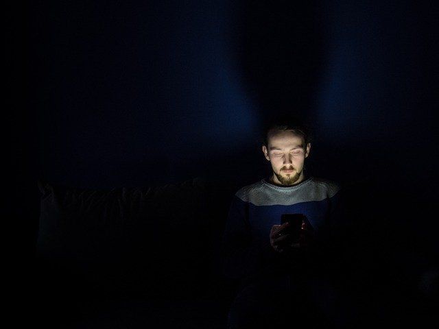 Ночной режим на смартфоне - безопасно ли?