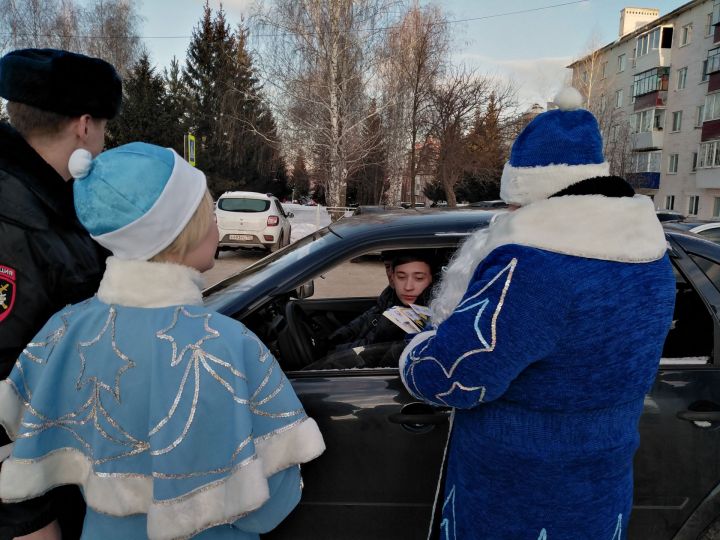В Бавлах полицейский Дед Мороз поздравил водителей с наступающим Новым годом