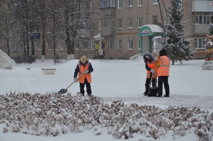 В Бавлах снег вывозят  с площади  и автостоянок