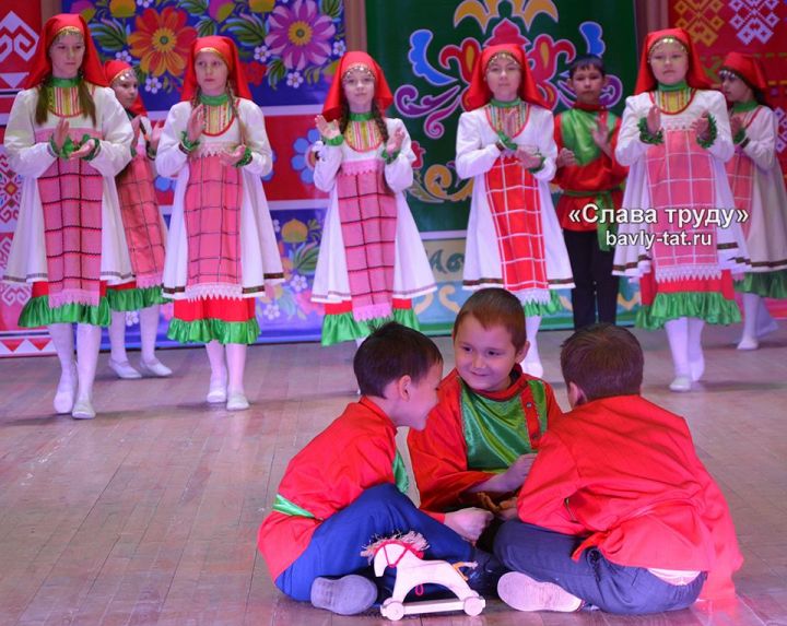 На бавлинской сцене выступили детские фольклорные ансамбли