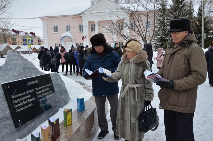 Говорите на татарском, никто не запрещает: на митинге в Бавлах в честь поэта-земляка затронули проблему отношения к родному языку