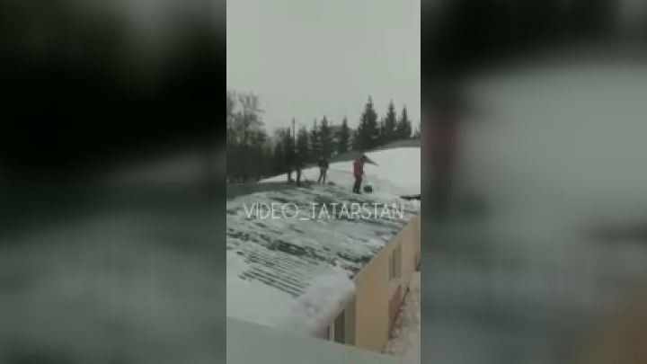 Прокуратура Татарстана проводит проверку после видео, на котором школьники сбрасывают снег с крыши