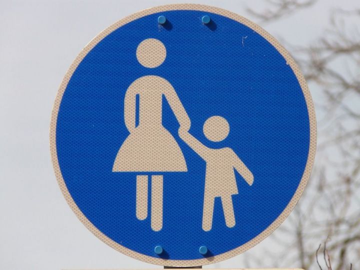 В Татарстане наказали мать, перебегавшую в нетрезвом виде дорогу с коляской и попавшую под колеса авто (+шокирующее видео)