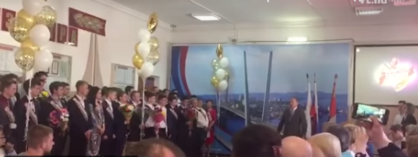 Мэр Владивостока случайно проводил школьников «в последний путь» на последнем звонке