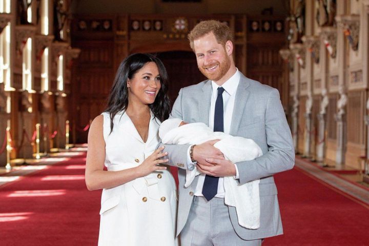Королевская семья показала первые фото новорожденного сына принца Гарри и Меган Маркл