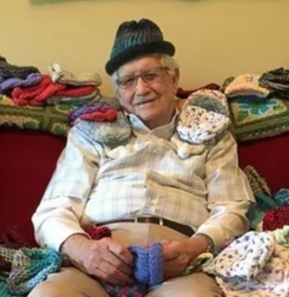 86-летний дедушка научился вязать, чтобы делать шапочки для недоношенных детей